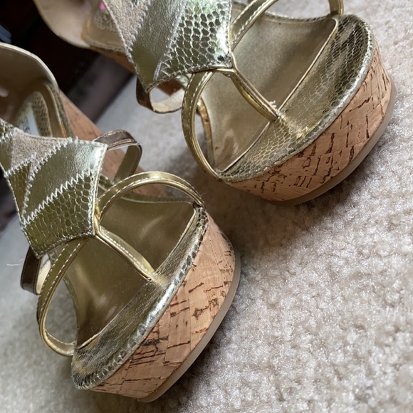 Steve Madden Metallic Gold Platform Wedge Sandal 9 - Picture 7 of 13